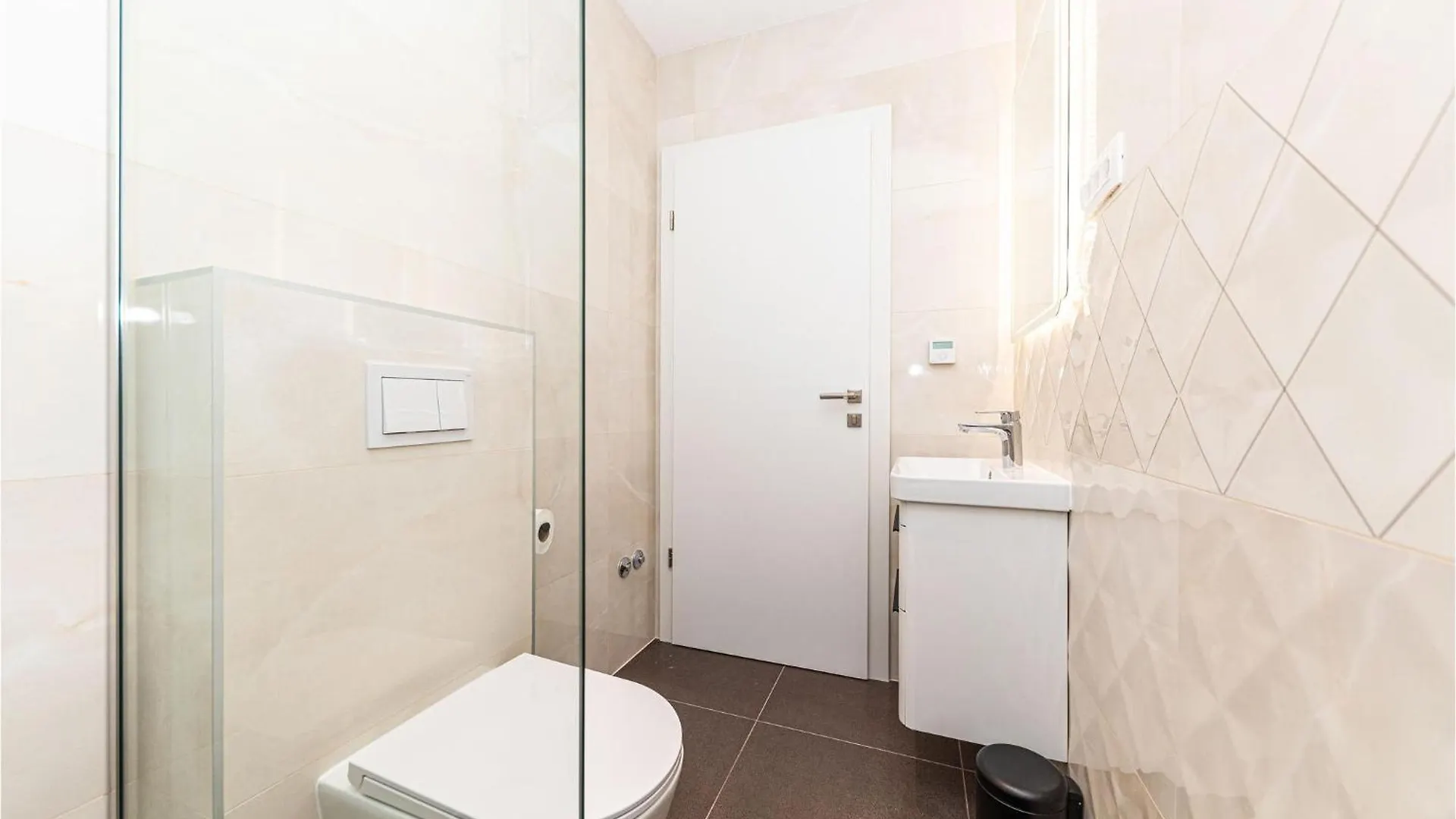 טרוגיר Gorgeous Apartment In Okrug Gornji With Lake View 0*,