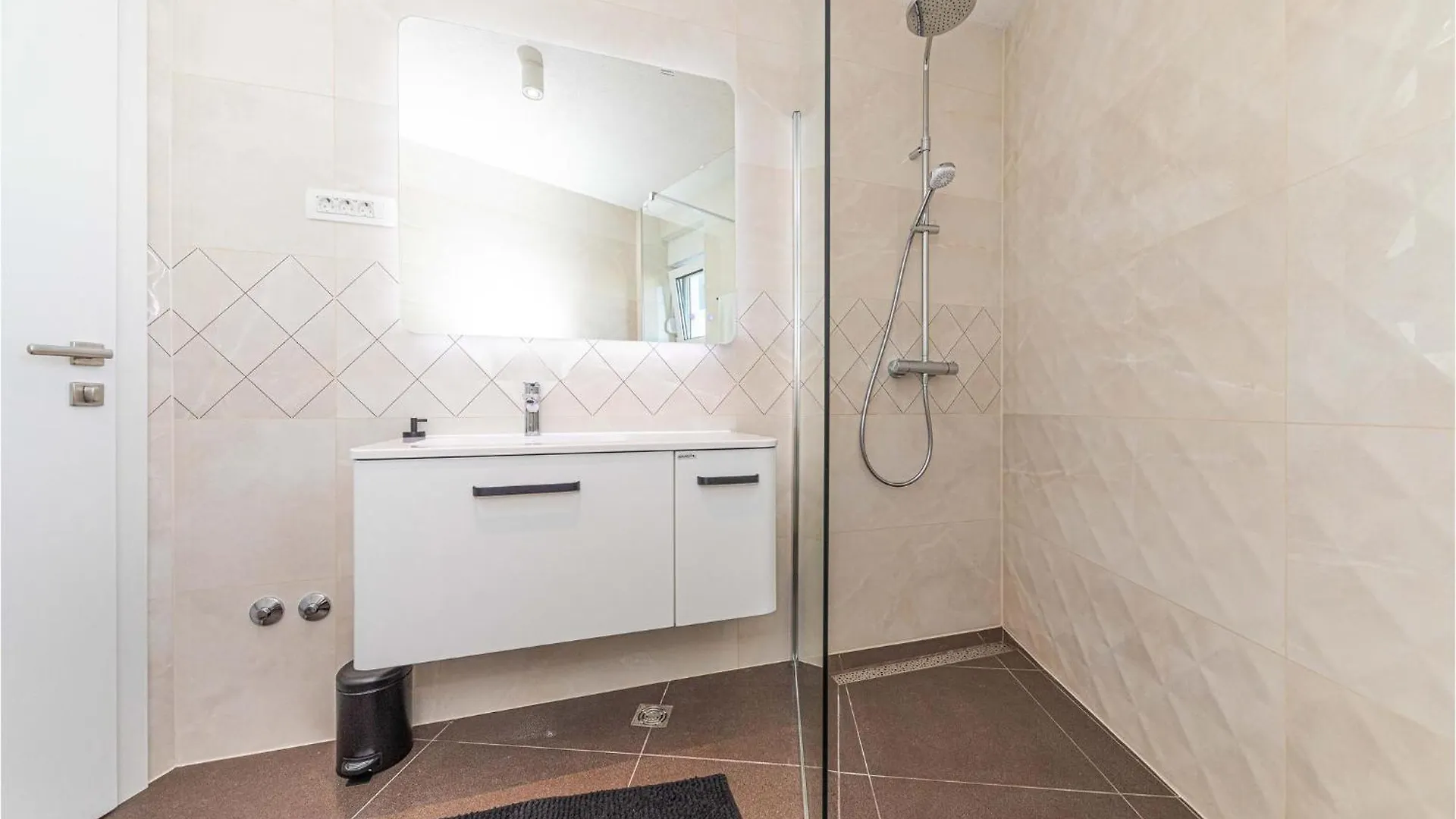 טרוגיר Gorgeous Apartment In Okrug Gornji With Lake View
