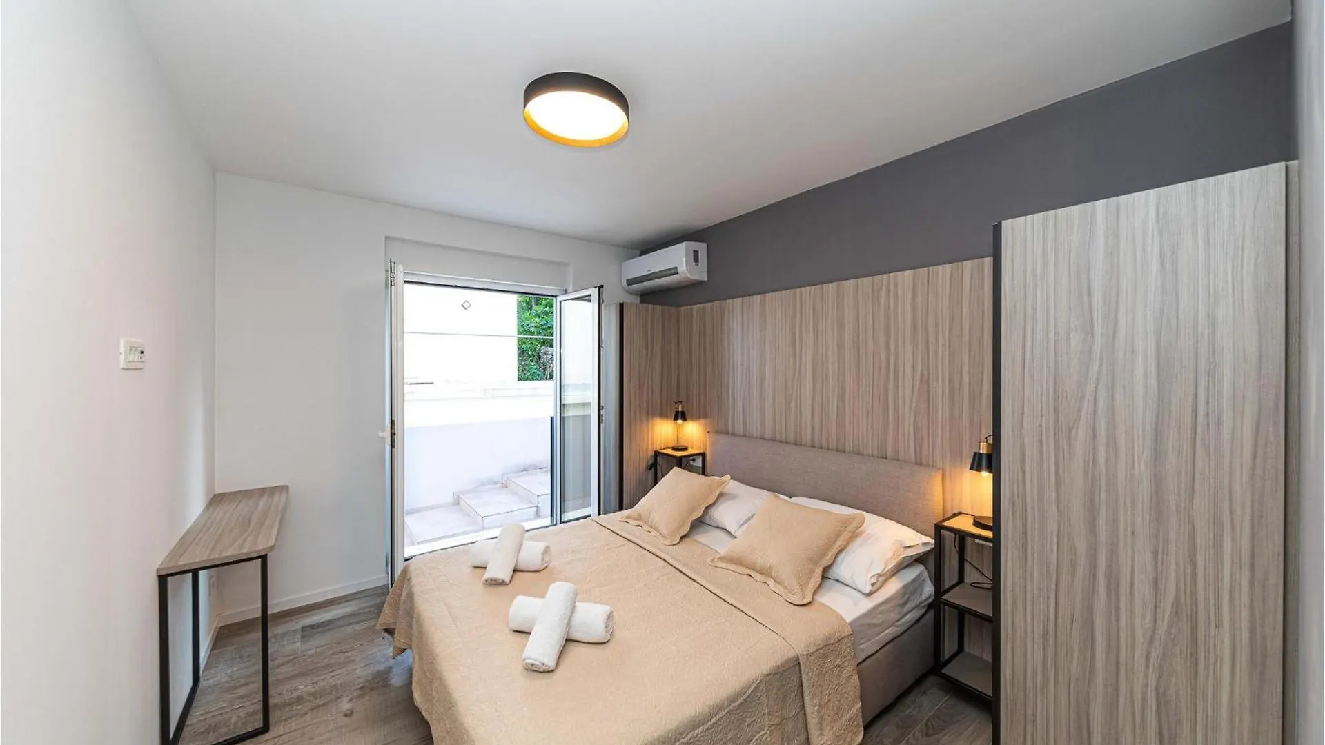 Gorgeous Apartment In Okrug Gornji With Lake View Trogir