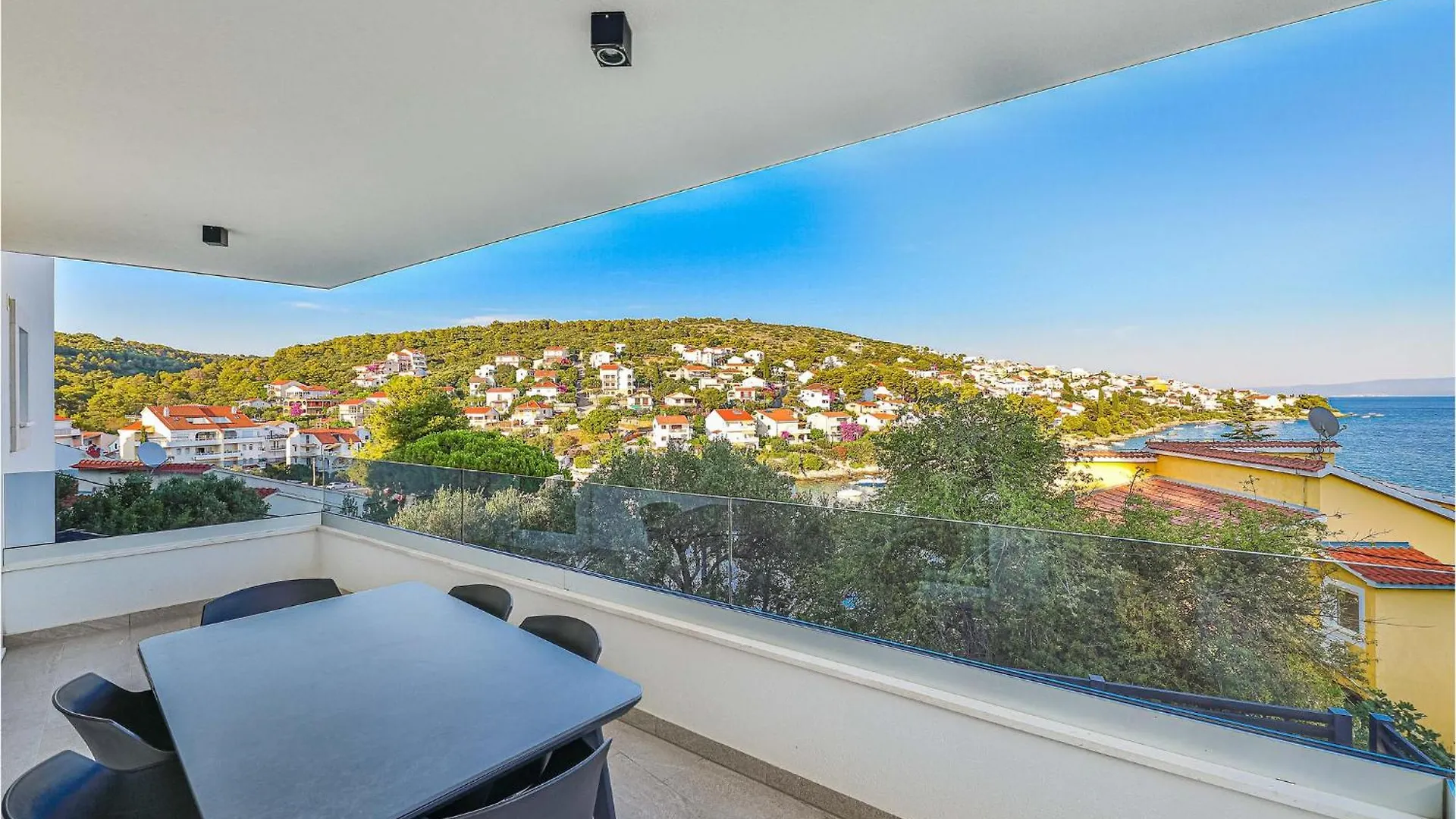 Gorgeous Apartment In Okrug Gornji With Lake View Trogir
