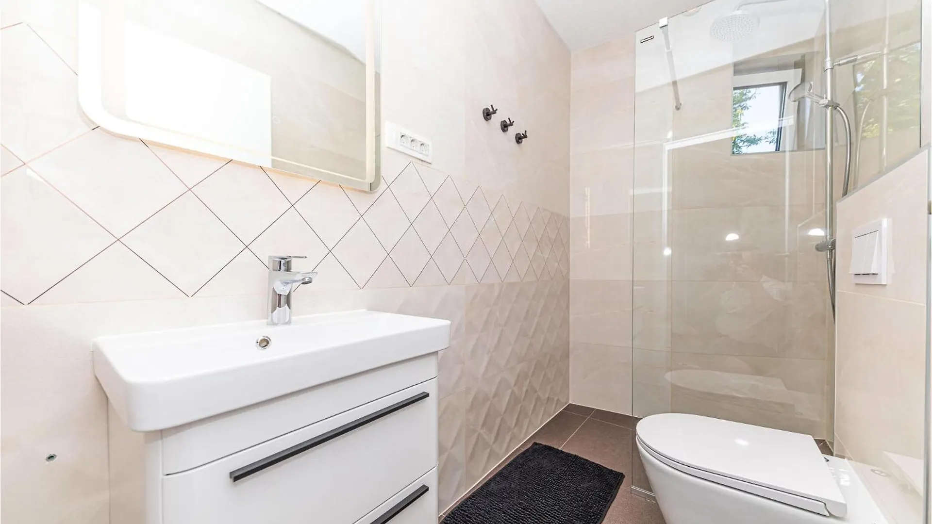 Gorgeous Apartment In Okrug Gornji With Lake View Trogir