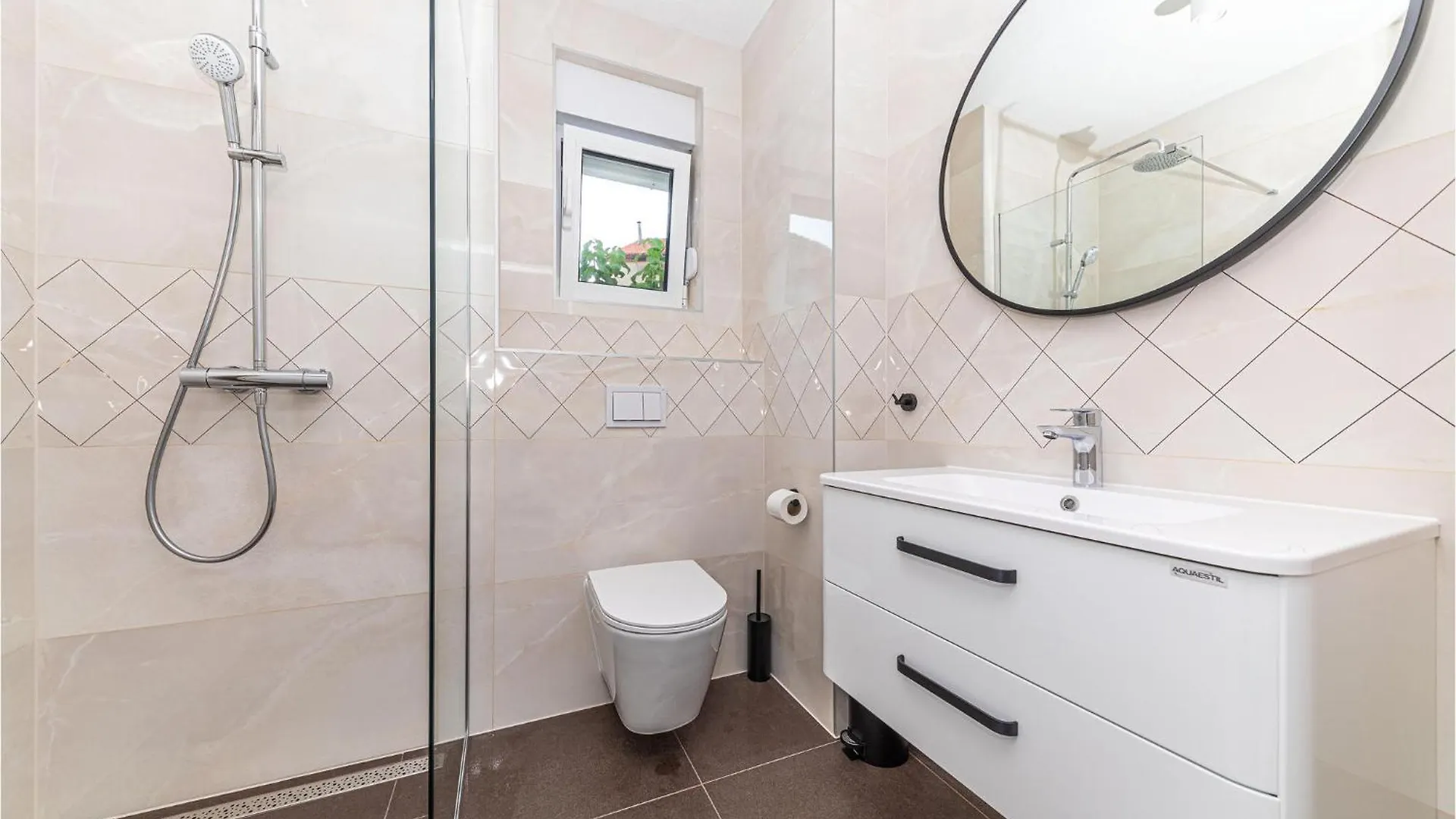 Gorgeous Apartment In Okrug Gornji With Lake View Trogir