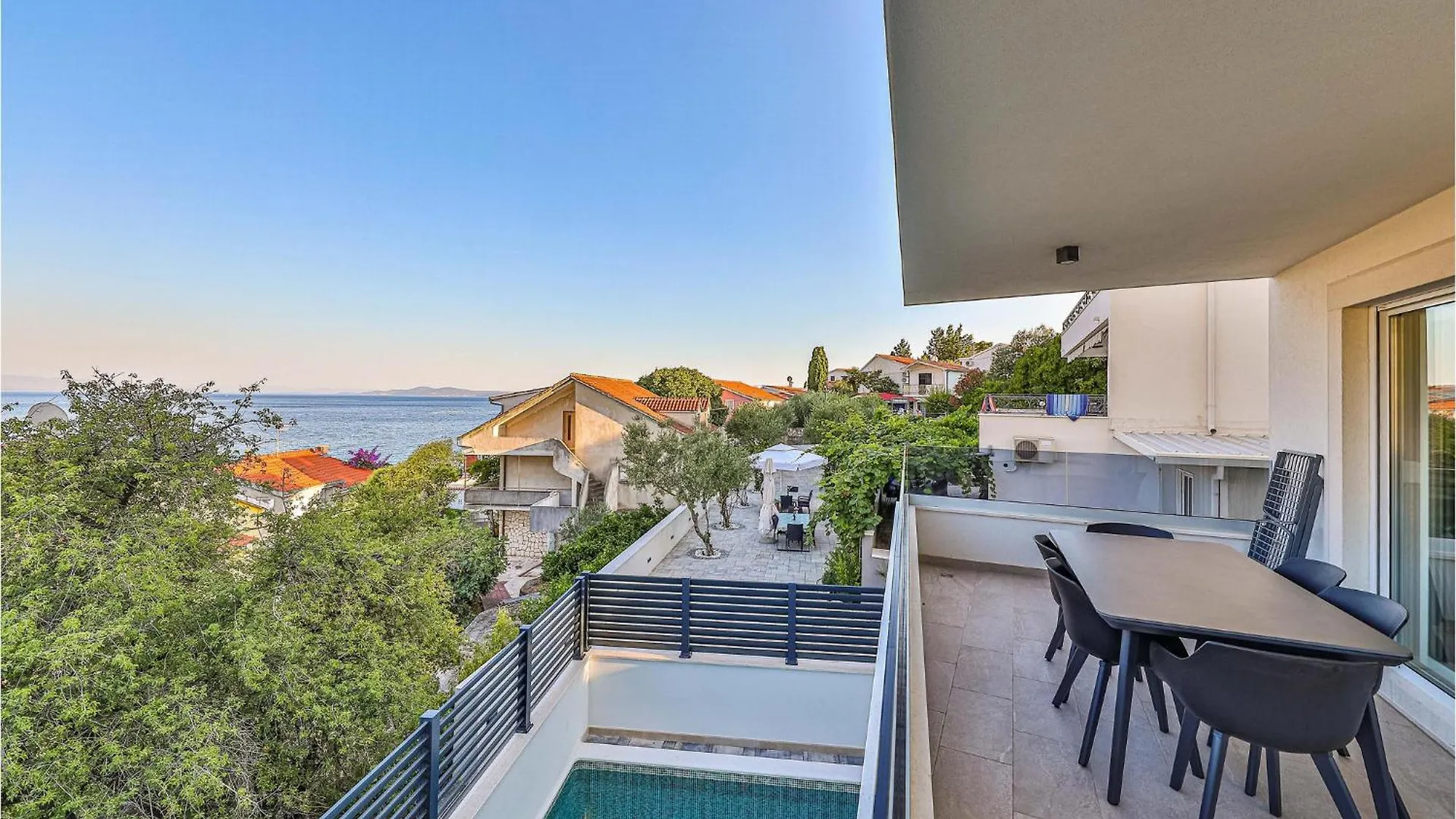 Gorgeous Apartment In Okrug Gornji With Lake View Trogir
