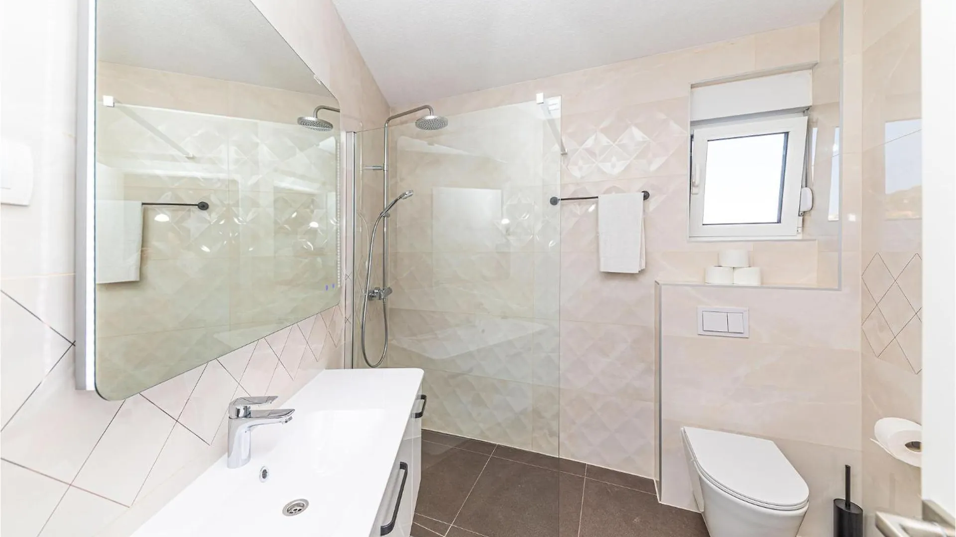 Gorgeous Apartment In Okrug Gornji With Lake View Trogir